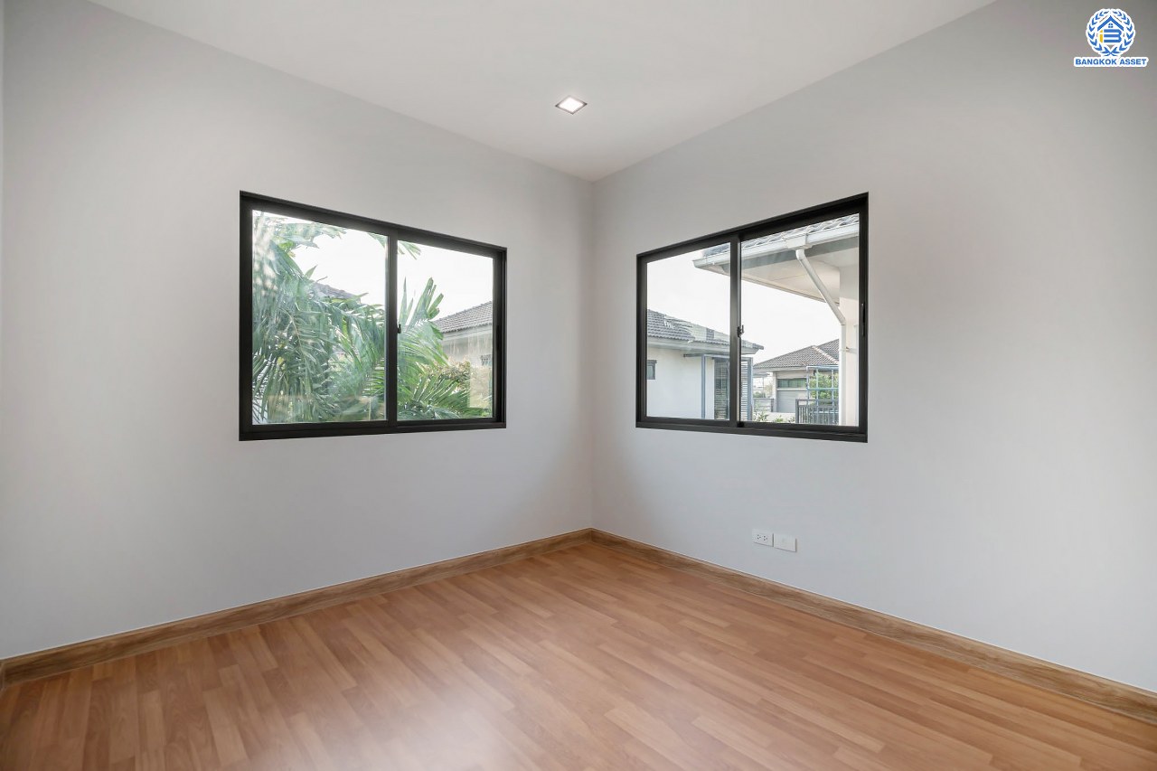 บ้านมือสองตกแต่งใหม่ โครงการ สราญสิริ ติวานนท์-แจ้งวัฒนะ1 หลังมุม เนื้อที่ 59.2 ตร.ว. ดีไซน์ตอบทุกไลฟ์สไตล์ ฟังก์ชัน 3 ห้องนอน 3 ห้องน้ำ จอดรถได้ 2 คัน Living ชั้นบนกว้างขวาง บนทำเลติดถนนใหญ่ เชื่อมต่อทุกเส้นทาง ใกล้จุดขึ้นทางด่วน "ศรีสมาน"